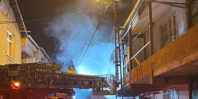 Beykoz'da 2 katlı binada çıkan yangın söndürüldü