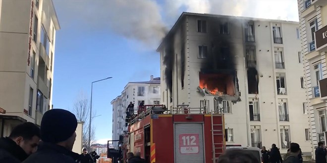 Kars'ta bir binada meydana gelen patlamada 3 kişi yaralandı