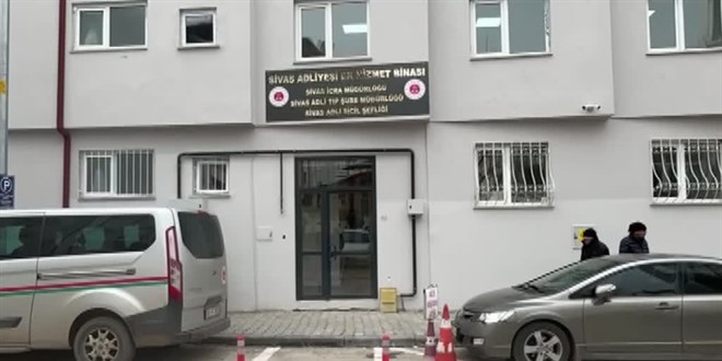 Zimmetlerine para geçiren 2 İcra Dairesi personeli tutuklandı