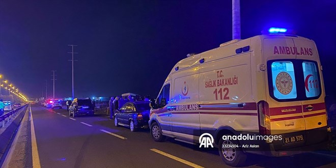 Diyarbakır'da otomobil ve minibüsün çarpışması sonucu 7 kişi yaralandı