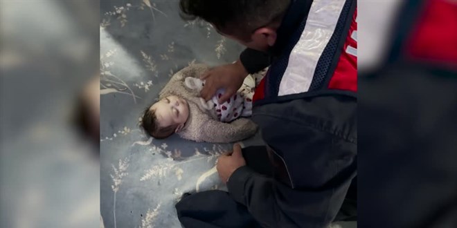 Jandarma personelinden kalbi duran bebeğe hayata döndüren müdahale