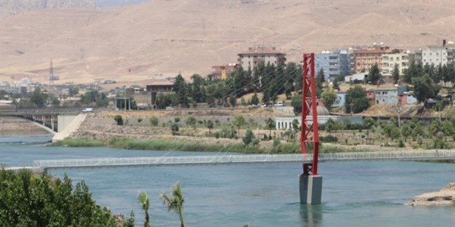 Köprüden atlamak isteyen çifti polis ikna etti