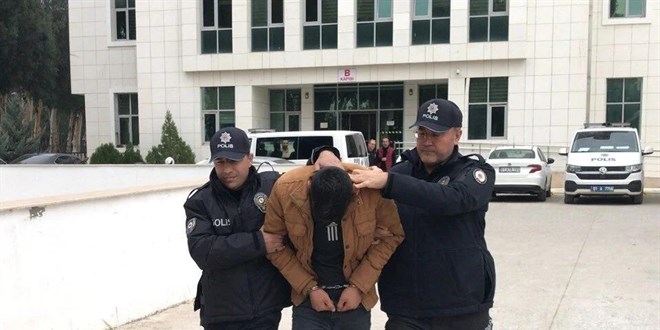 Patlayıcıyla eski adliye binasına gitti, polisi görünce teslim oldu