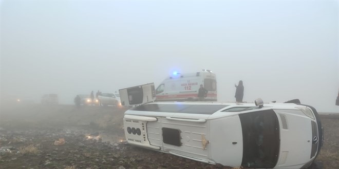 Öğretmenleri taşıyan servis aracı devrildi, 9 kişi yaralandı