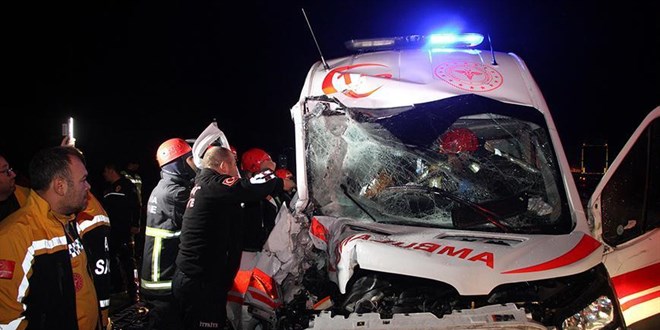 Ambulans kaza yaptı, içindeki hasta kurtarılamadı