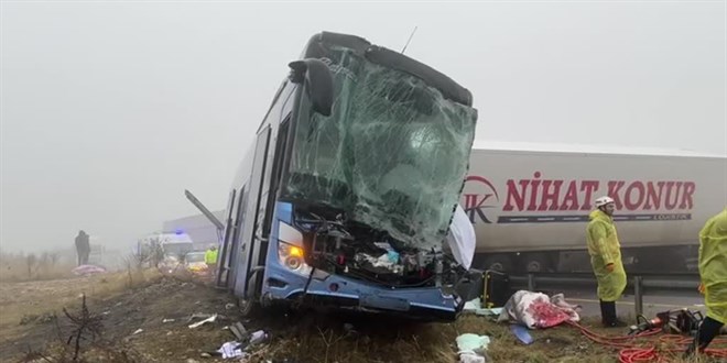 Şanlıurfa'da otobüs ve 2 tırın karıştığı kazada, 1 kişi öldü, 15 kişi yaralandı