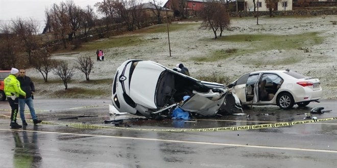 İki otomobilin çarpıştığı kazada, 1 kişi öldü, 4 kişi yaralandı