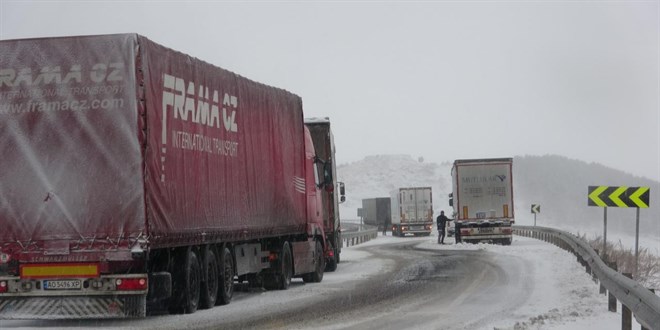 Doğu'da kar nedeniyle yollar kapandı, tırlar mahsur kaldı