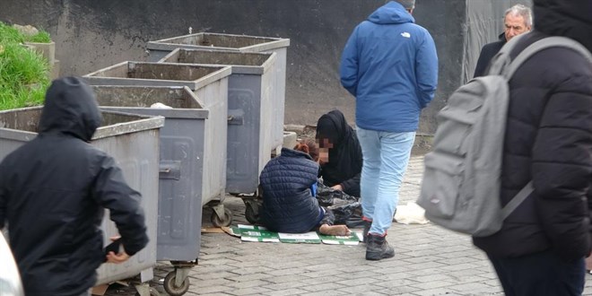 Çöpten yemek yeme numarası yapan dilenciler yakayı ele verdi