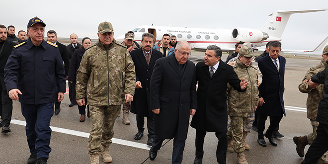 Bakan Güler, TSK komuta kademesi ile Irak sınırında
