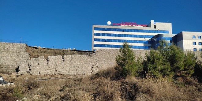 Devlet Hastanesi'nin istinat duvarı yıkıldı