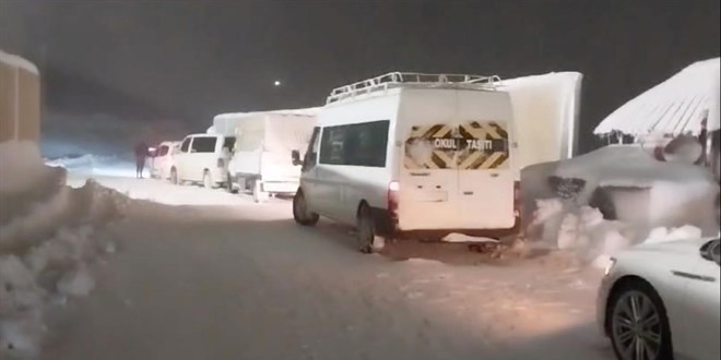 Muş'ta karda araçlarıyla mahsur kalan 60 kişi kurtarıldı