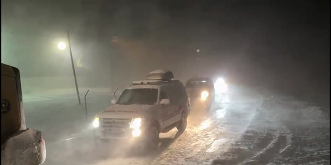 Ağrı'da yol açma çalışması yaparken uçuruma yuvarlanan iş makinesinin operatörü öldü