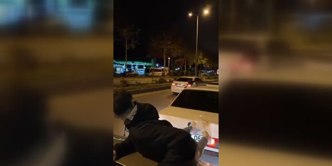 Kaputa oturup, aracı ayağıyla iten sürücüye para cezası