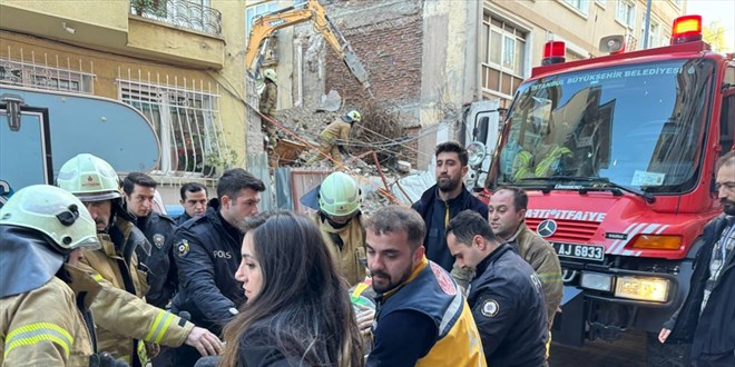 Kadıköy'de bir bina, kontrollü yıkımı yapılırken kısmen çöktü
