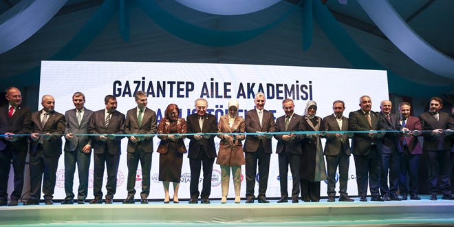Bakanlar Gkta ve Bolat, Gaziantep'te 'Aile Akademisi'nin alna katld