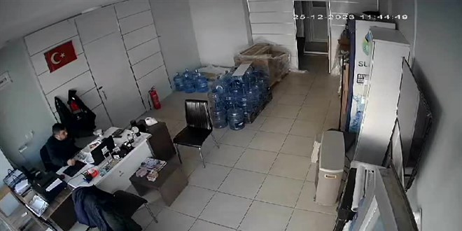 Düzce'de boğazına yiyecek takılan kişi arkadaşının Heimlich manevrasıyla kurtuldu
