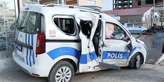 Yolcu otobsyle polis arac arpt: 1'i polis 2 kii yaraland