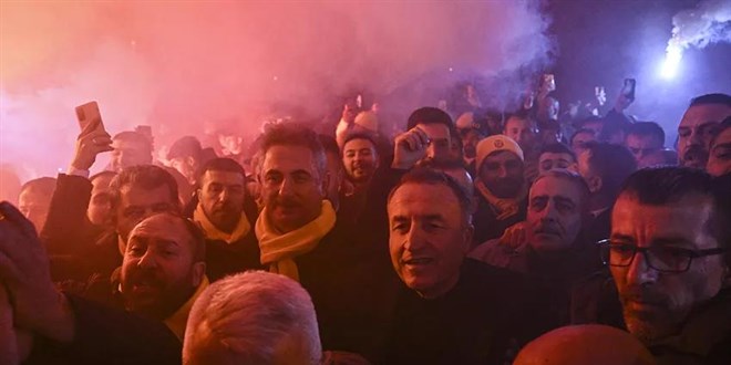 Hakem Meler'i yumruklayan Faruk Koca içerden çıktı kahraman gibi karşılandı