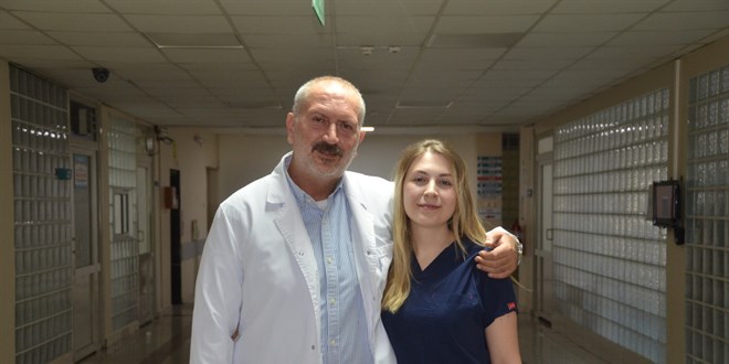 Genç hekim, beyin cerrahı babasıyla aynı hastanede görev yapıyor