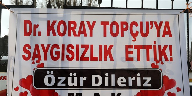 Doktorla tartışan hasta ve yakını, astıkları pankartla özür diledi
