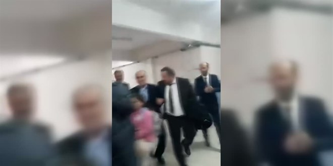 Karabük'te 36 yıllık öğretmen, mesleğine gözyaşlarıyla veda etti