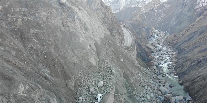 Hakkari'de heyelan yüzünden düşen kayaların çarptığı kamyonetteki 3 kişi yaralandı