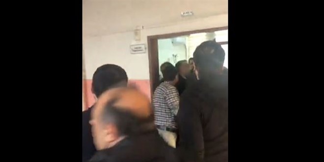 Veliler okulu basıp öğretmenleri dövdü!