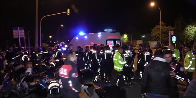 Adana'da elektrikli motosiklet ile polis motosikletin arpt kazada 1'i polis 2 kii yaraland