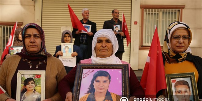 Diyarbakır annelerinin evlat nöbetine bir aile daha katıldı