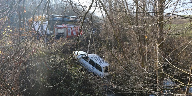 Kocaeli'de dereye devrilen otomobilin sürücüsü öldü