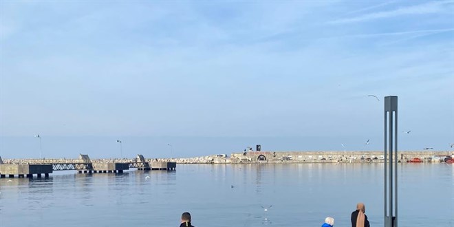 Aralık ayının son günlerinde sıcak havayı gören sahile koştu