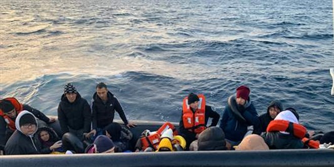 İzmir açıklarında 43 düzensiz göçmen yakalandı