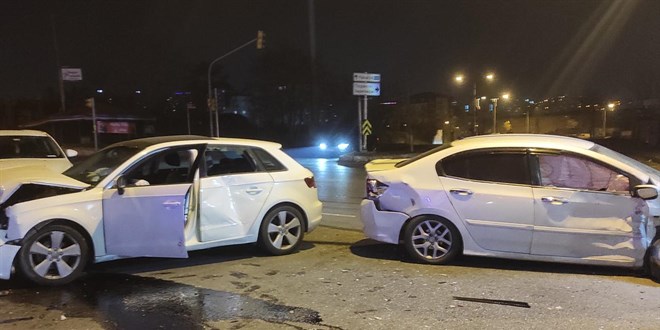 İstanbul'da yeni yılın ilk kazasında sürücüler yara almadan kurtuldu