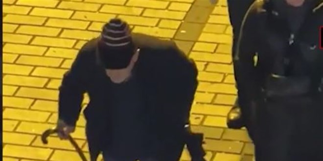 Bastonunu alıp Galata'ya geldi