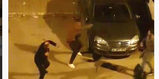 Otomobillerine zarar veren adama kırdığı silecekle meydan dayağı