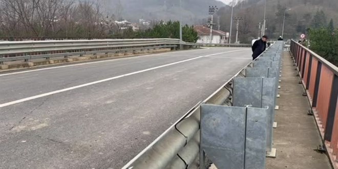 Düzce'de üst geçidin altında yaralı bulunan genç hastanede öldü