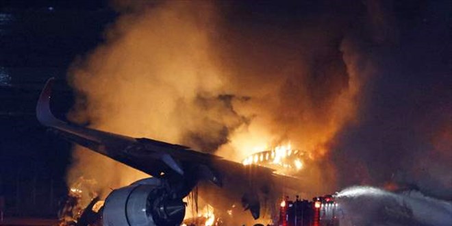 Tokyo'daki Haneda Havalimanı'nda uçak alev aldı