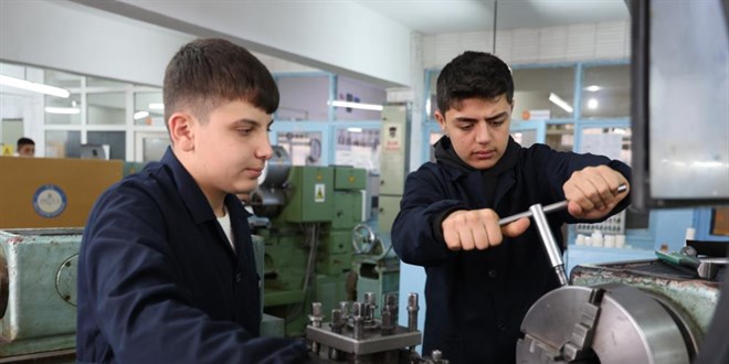 Fabrika gibi çalışan lise: Cirosu 5 milyona yaklaştı