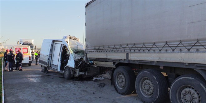 Park halindeki tıra çarpan hafif ticari araçtaki 1 kişi öldü, 1 kişi yaralandı