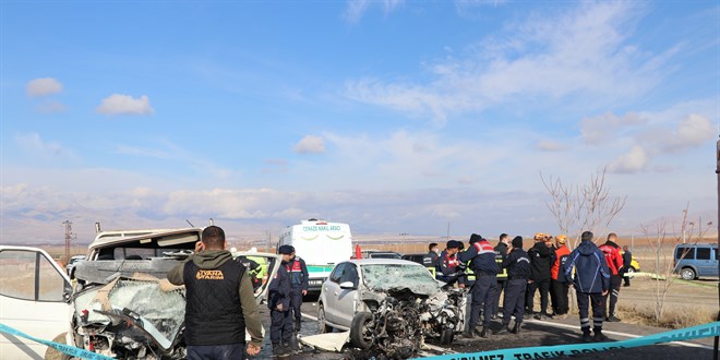 Niğde'de trafik kazasında 1 kişi öldü, 2 kişi yaralandı