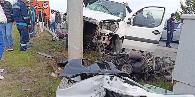 Hastane dönüşü kaza: Baba öldü, anne ve oğlu yaralandı
