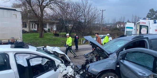 Muğla'da iki otomobil çarpıştı, 2 kişi öldü, 2 kişi ağır yaralandı