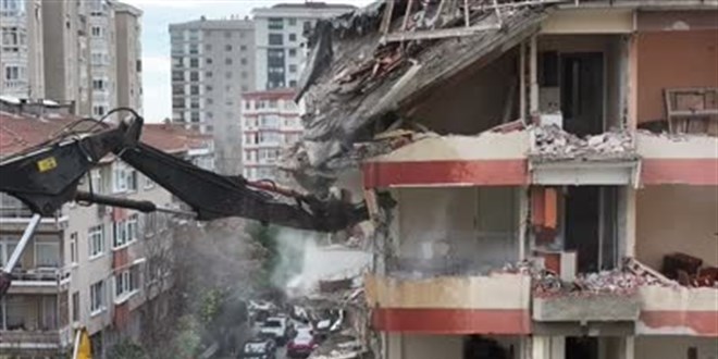 İBB, Kadıköy'de kentsel dönüşüm kapsamında bir apartmanı yıktı
