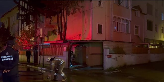 Pendik'te 3 katlı binada patlayan doğal gaz borusu yangına yol açtı