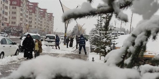 Erzurum, Ardahan, Ar ve Tunceli'de kar ya etkili oldu