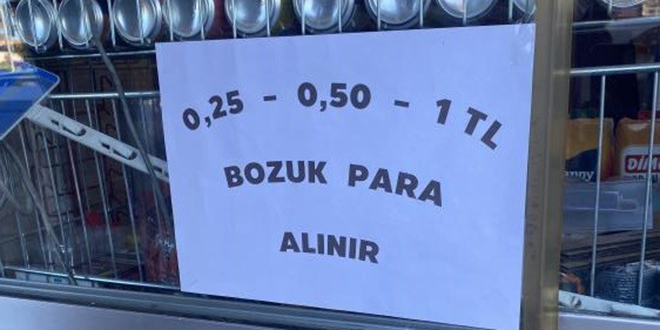 Bozuk para sıkıntısını yazı asarak çözmeye çalıştılar