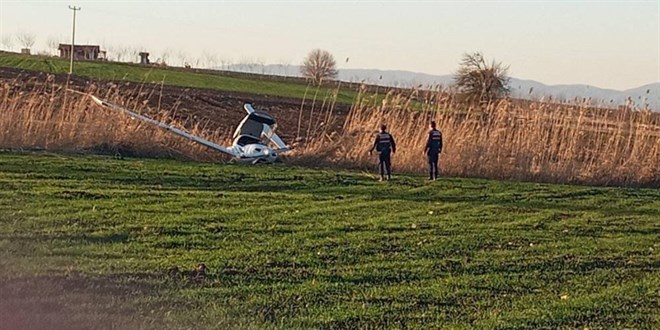 Bursa'da eğitim uçağı mecburi iniş yaptı...Pilot hafif yaralı