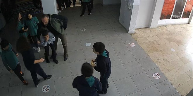 Öğrencisinin hayatını 'Heimlich manevrası' ile kurtardı