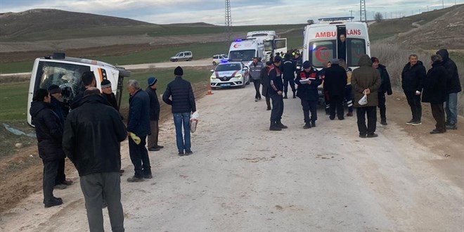 Eskişehir'de kamyonla çarpışan yolcu midibüsündeki 11 kişi yaralandı